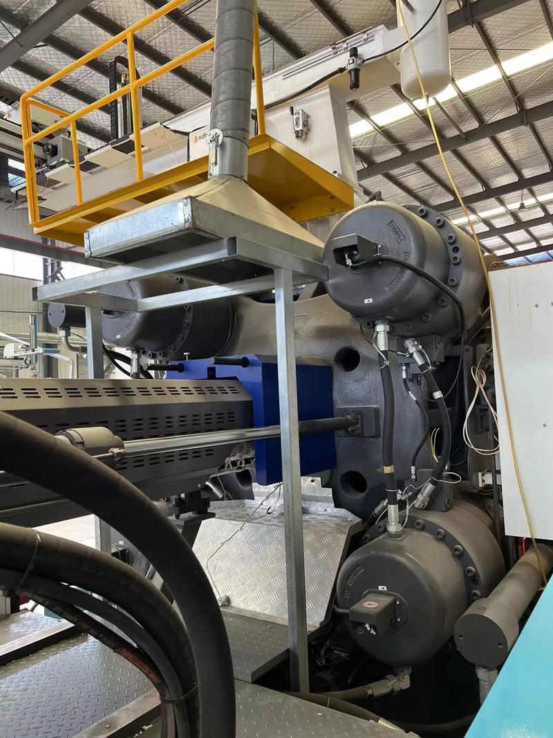 解析山东工厂海天1080T注塑机 含油系统、料斗配置与机械手集成